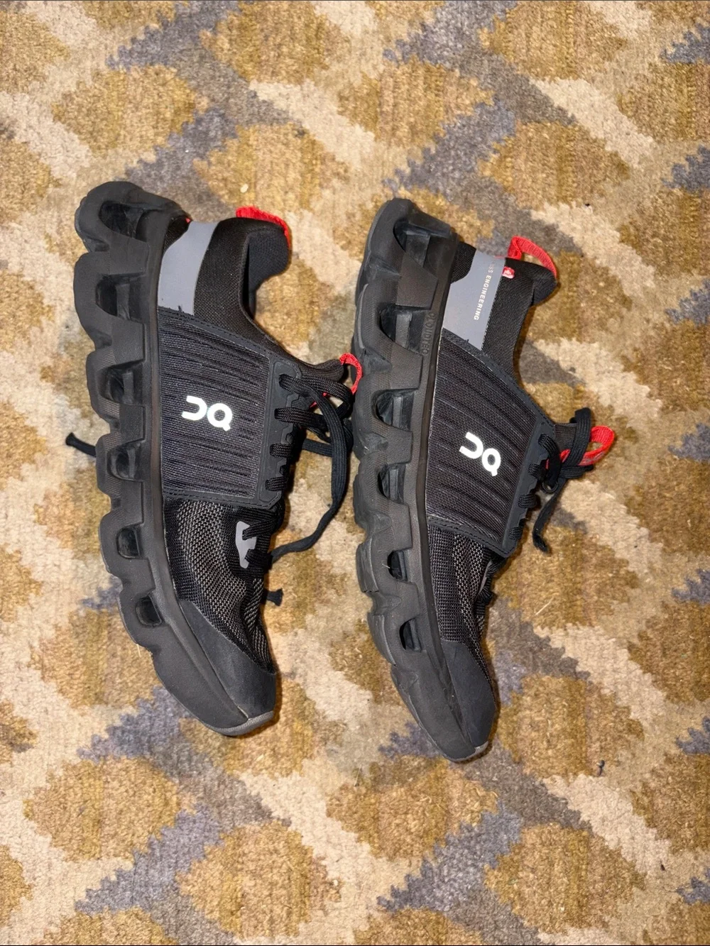 On Running Cloudswift junior Shoe in Dark Gray with Red Pull Tab size 6.5Y